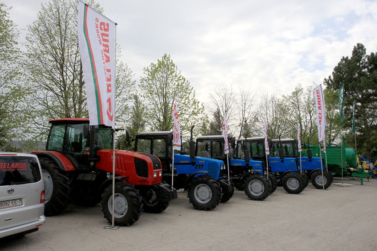 Белорусские трактора готовятся к весеннему севу в Молдове