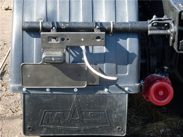 Металлический брызговик с резиновым фартуком грузового автомобиля